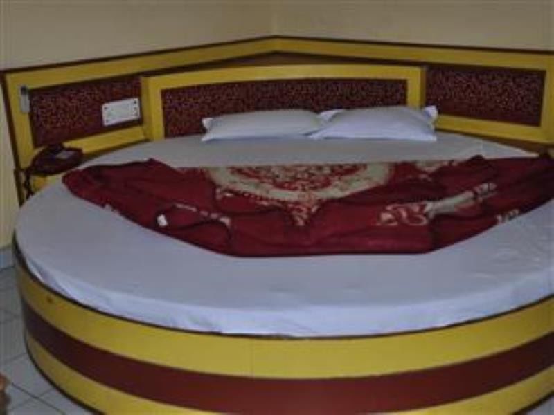 Oyo Hotel Silver Shine Near Gurudwara Shri Bangla Sahib Нью-Дели Экстерьер фото