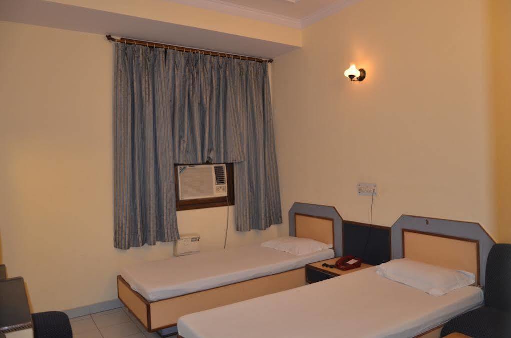 Oyo Hotel Silver Shine Near Gurudwara Shri Bangla Sahib Нью-Дели Экстерьер фото