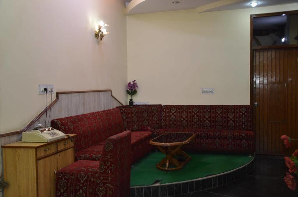 Oyo Hotel Silver Shine Near Gurudwara Shri Bangla Sahib Нью-Дели Экстерьер фото