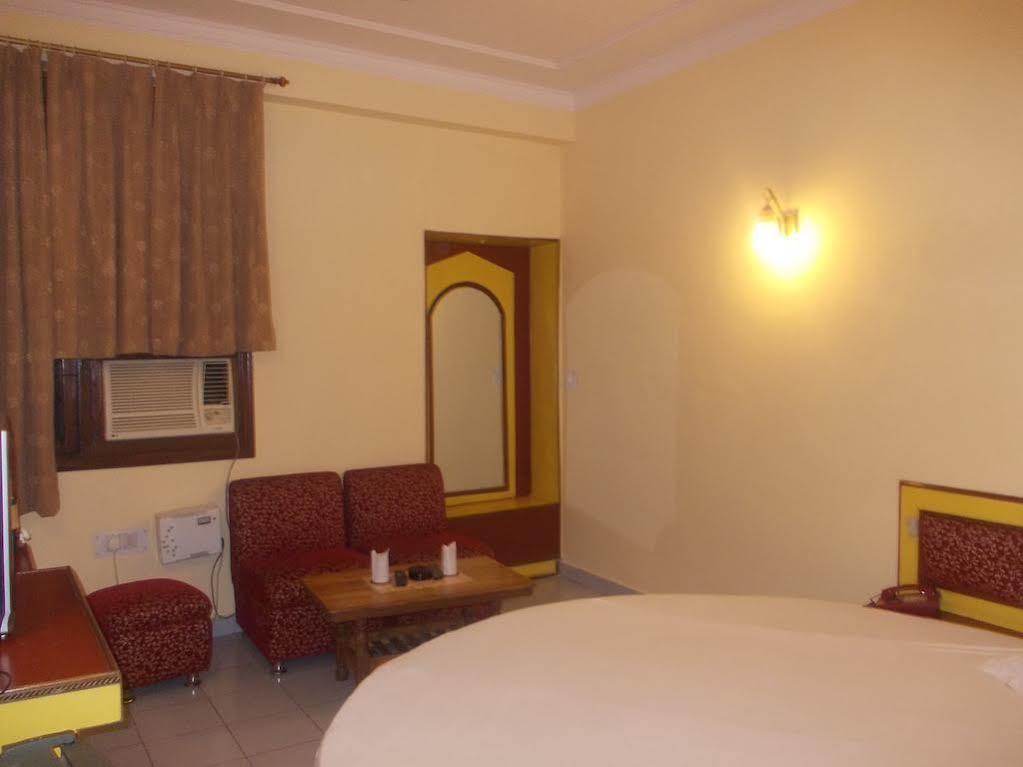 Oyo Hotel Silver Shine Near Gurudwara Shri Bangla Sahib Нью-Дели Экстерьер фото